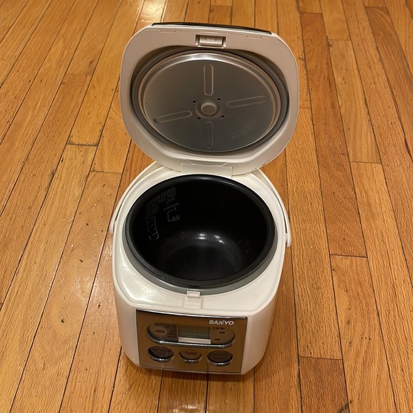 Sanyo Rice Cooker - Picture 4 of 7